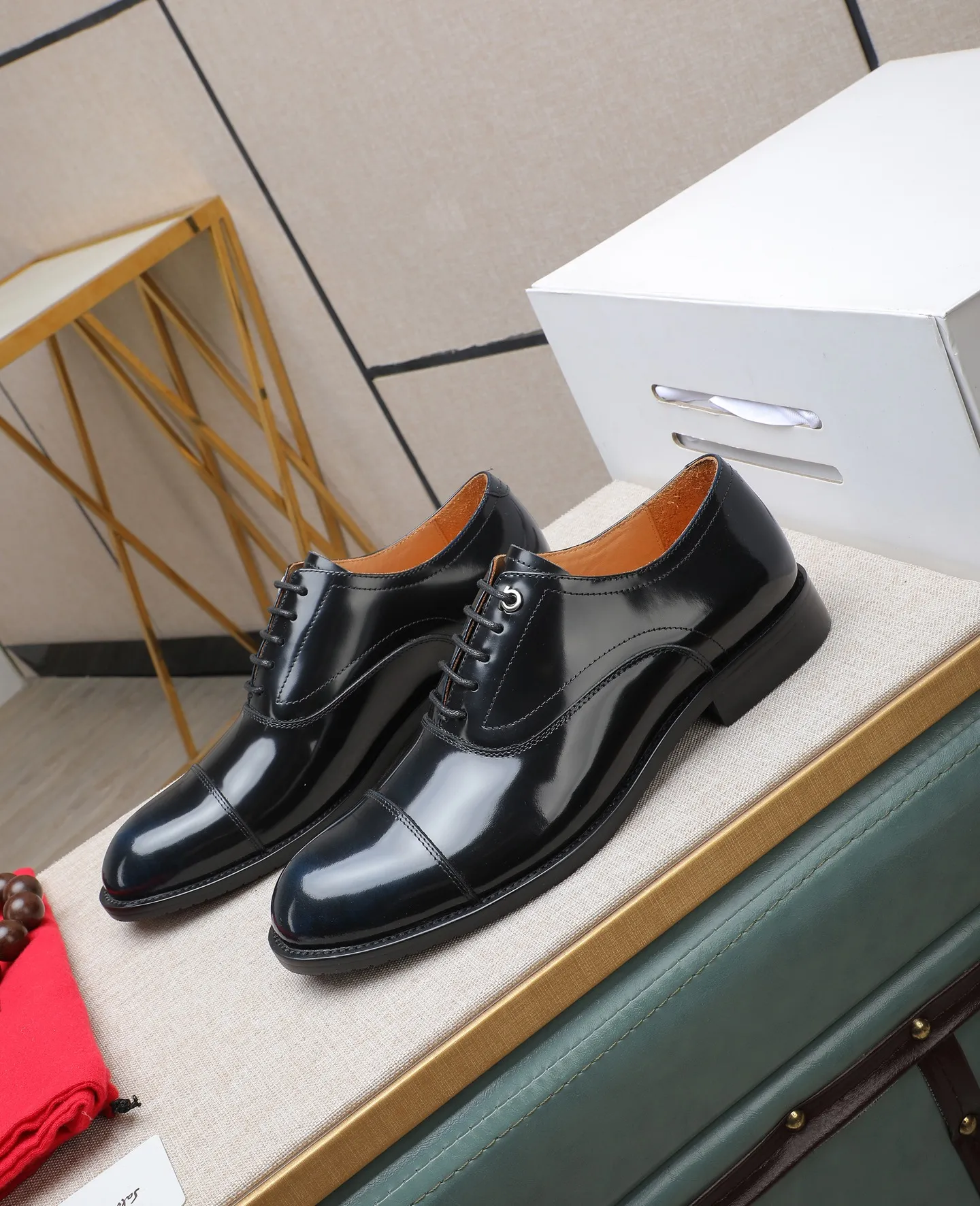 Men's shoes 💰540📛📛 (water-dyed cow lining) Salvatore Ferragamo high-end (Salvatore Ferragamo) is the world's top luxury footwear brand, coming from the fashion kingdom of Italy. It is famous all over the world for its traditional handmade design and novel styles... 🚶🏻🚶🏻New suit shoes are available simultaneously at the counter. This model is made of pure handmade imported Italian calfskin ➕soft water-dyed cowhide lining Original authentic outsole🌀🌀Size: 38➖44 (45 46 customized)